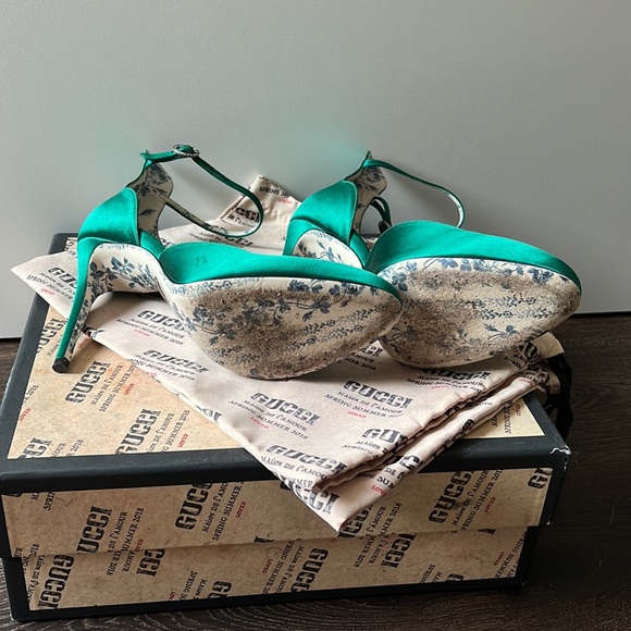 Gucci Crystal Embellishments D’Orsay Pumps - size 38 - worn once - Picture 3 of 5